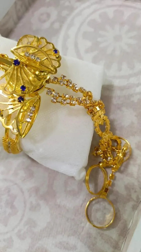 سوار ساعة مطلي بالذهب